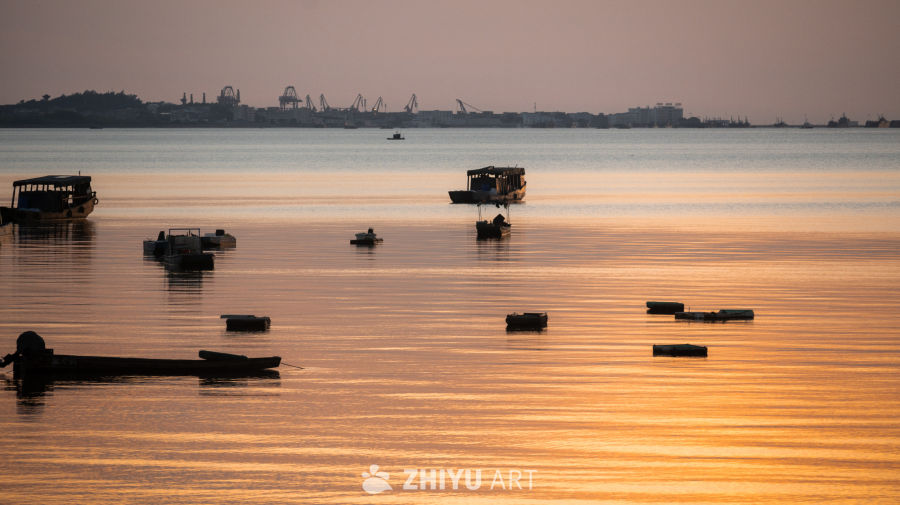 日落时分的宁静港湾
