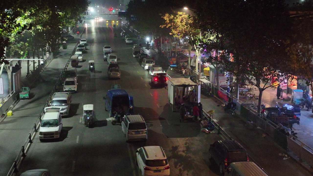 夜市街头的繁忙景象