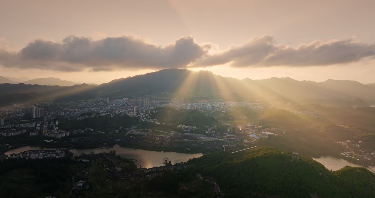 贵州黔东南丹寨县日落丁达尔效应城市风光航拍