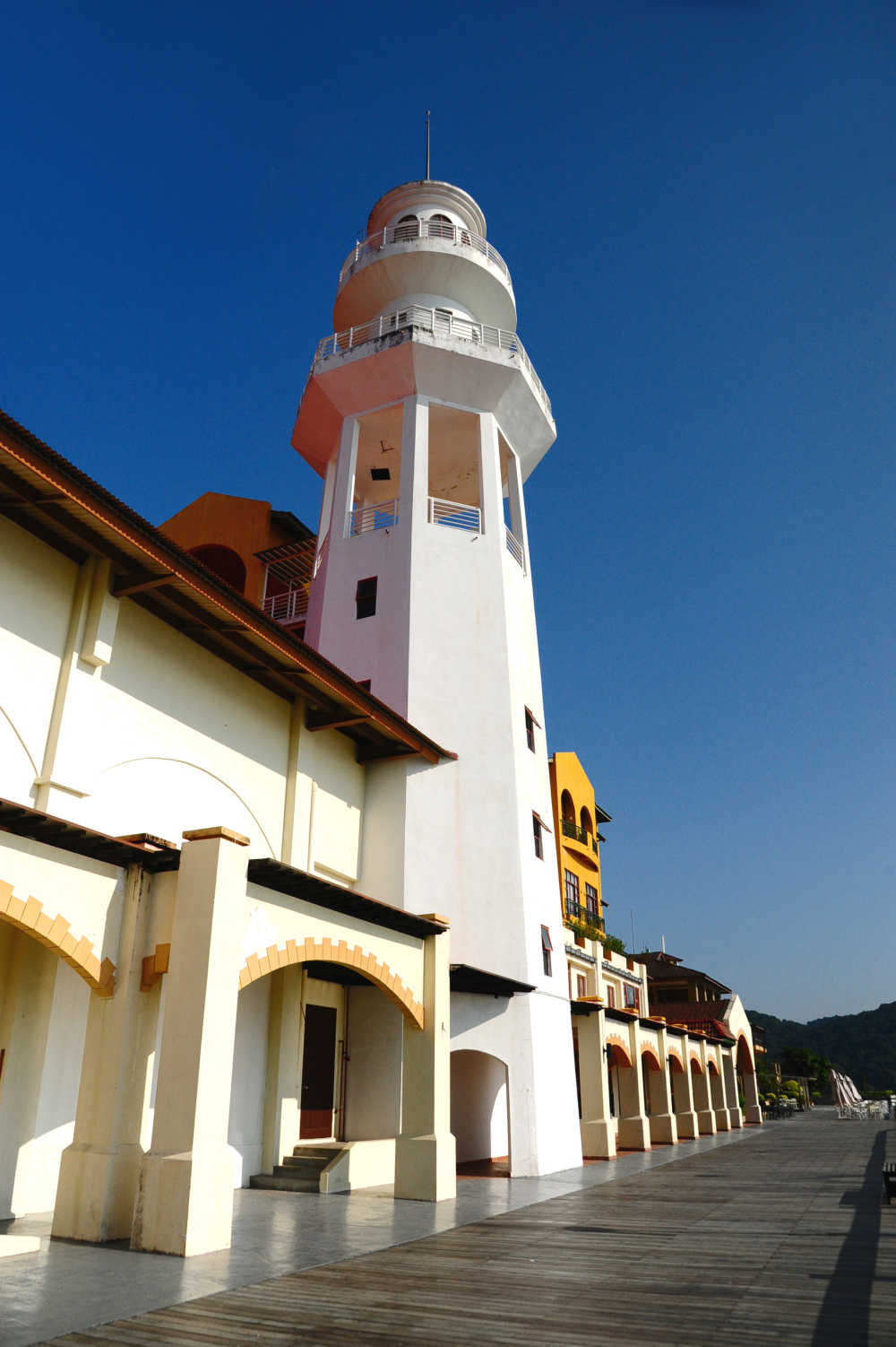马来西亚兰卡威的白色塔楼建筑