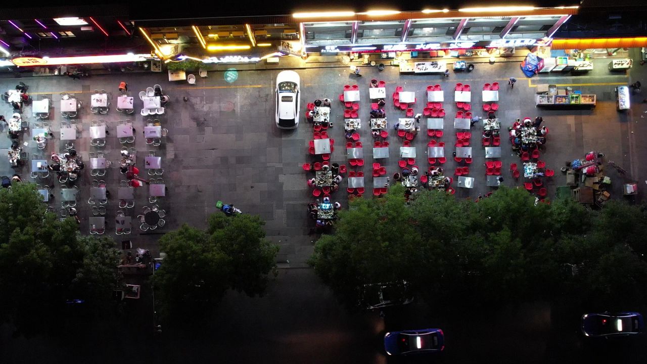 城市夜景人间烟火气息夜宵摊航拍山东东营 