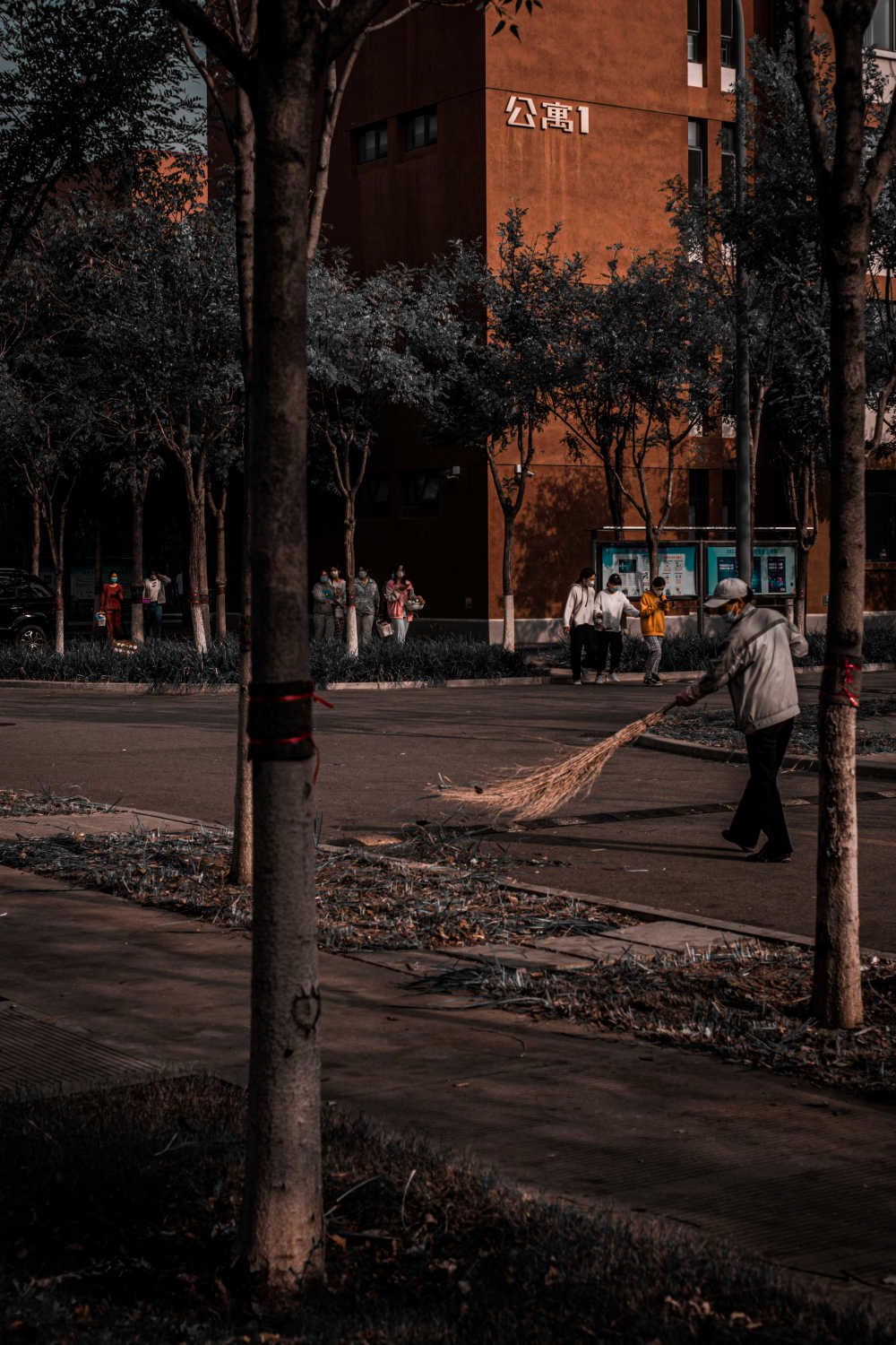 街边扫地