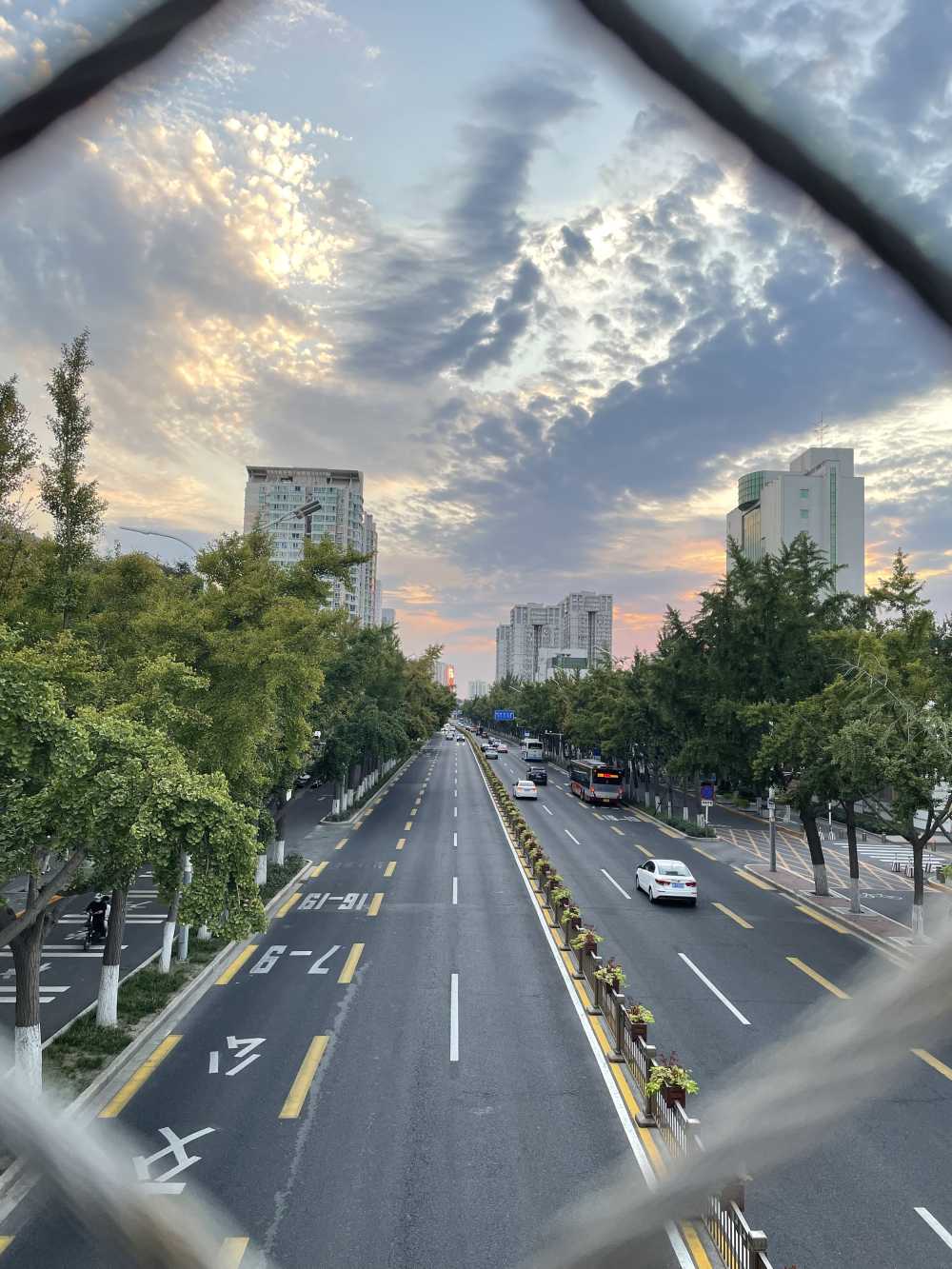 晚霞与行车