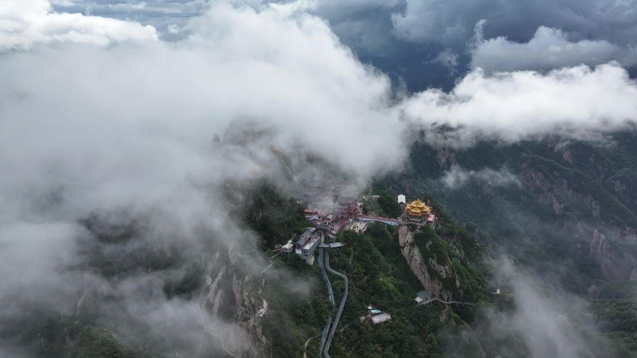 老君山4K航拍云雾山之中 25