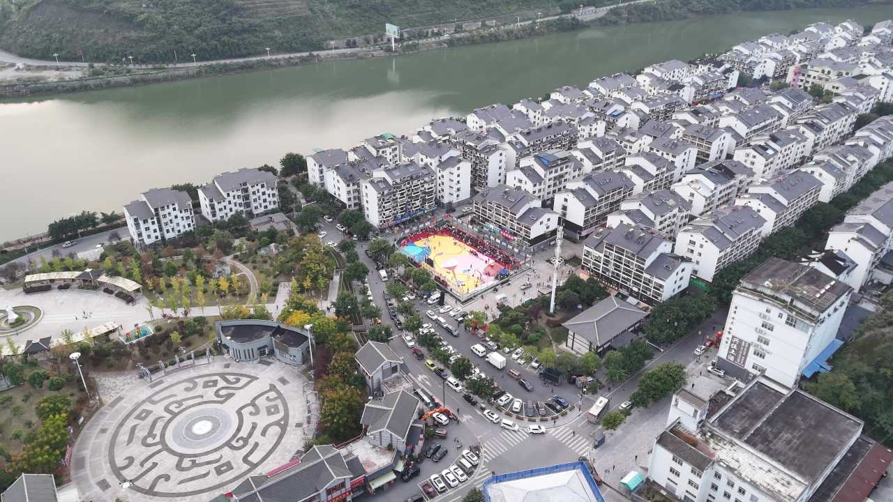 河流旁的宁静住宅区航拍