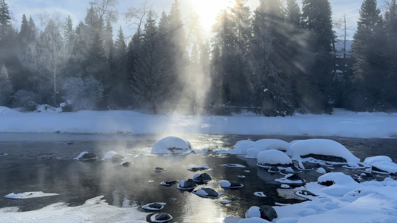 溪流水雾