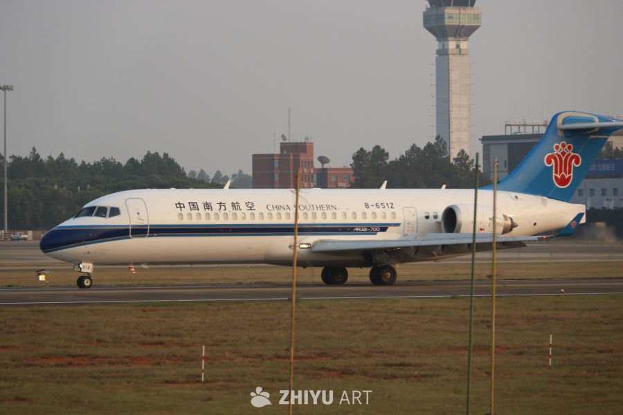 中国南方航空ARJ21-700飞机在机场跑道上