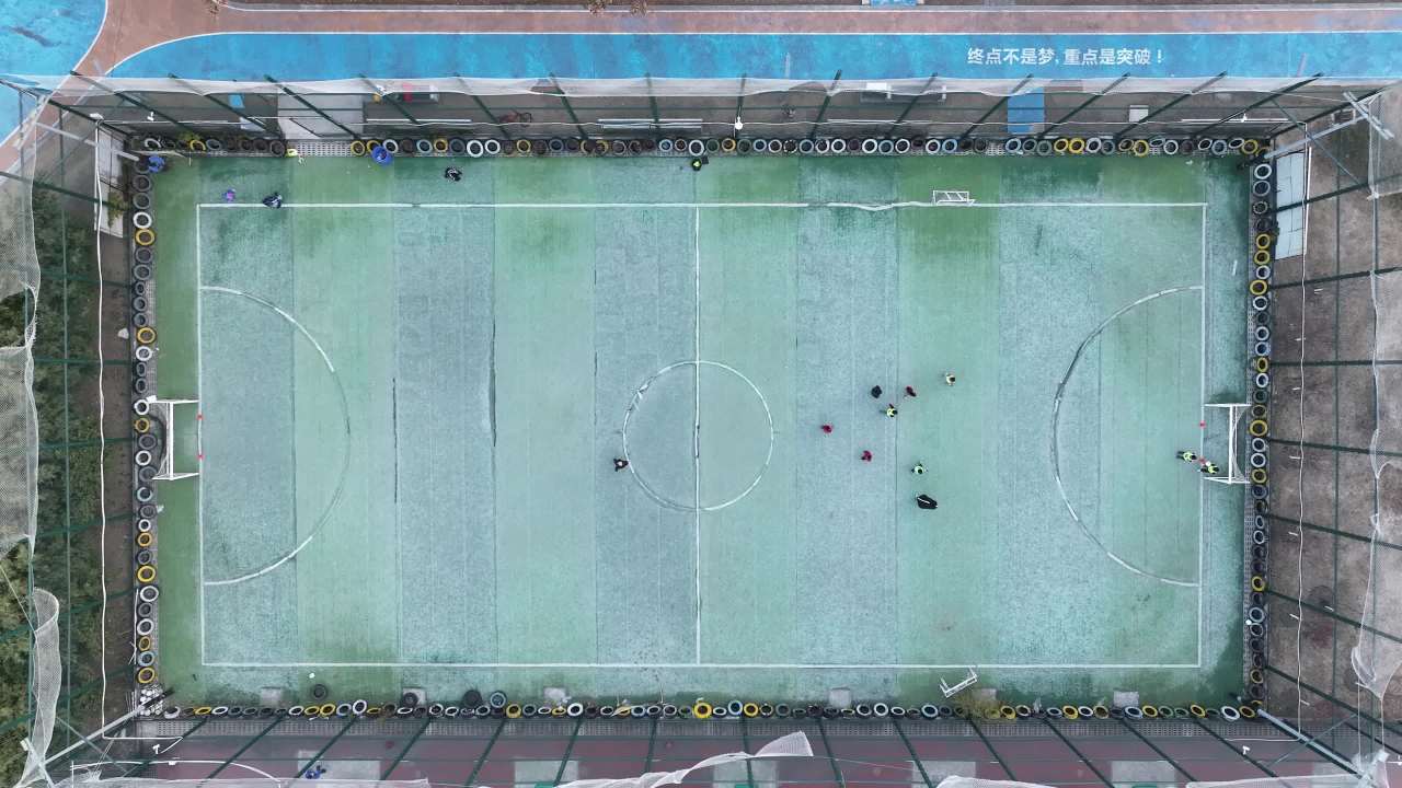 航拍城市运动公园足球场