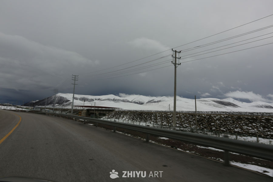 雪山下的公路