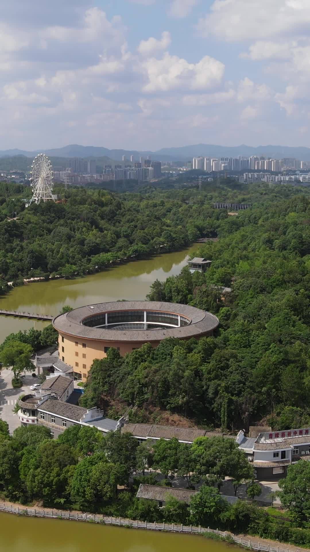 山水环绕的宁静小镇