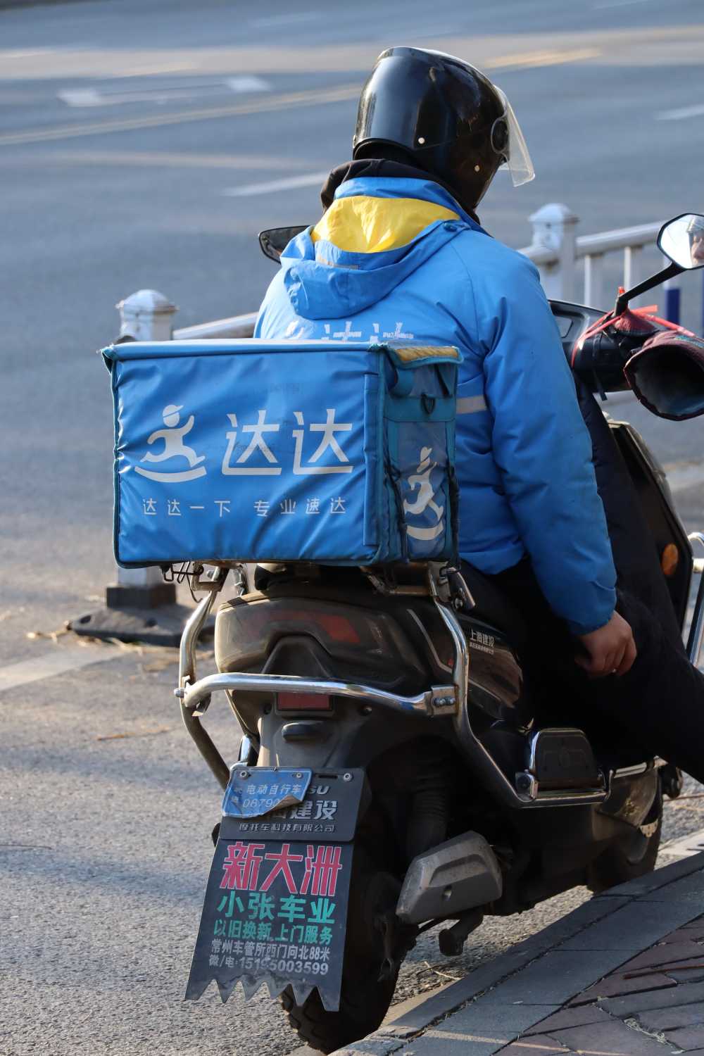 街头抓拍外卖小哥送货瞬间
