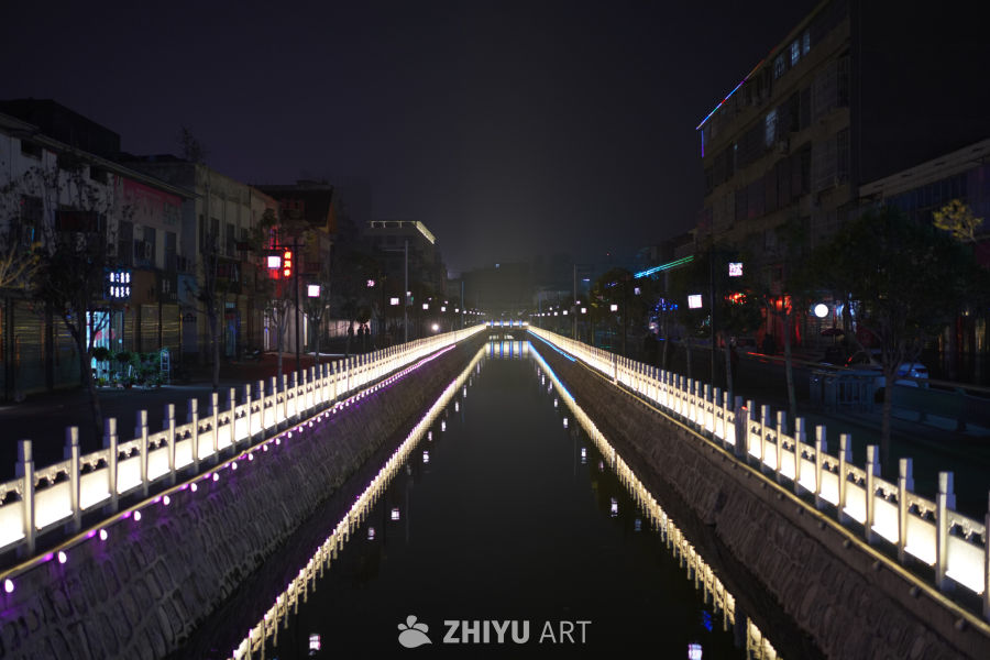夜色中的河畔