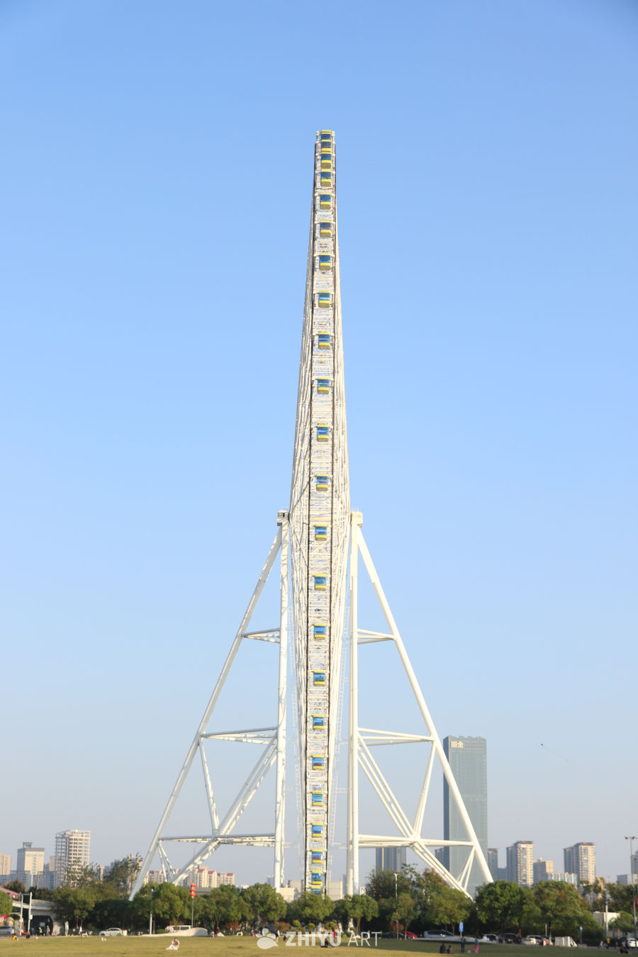 高耸摩天轮与城市风光