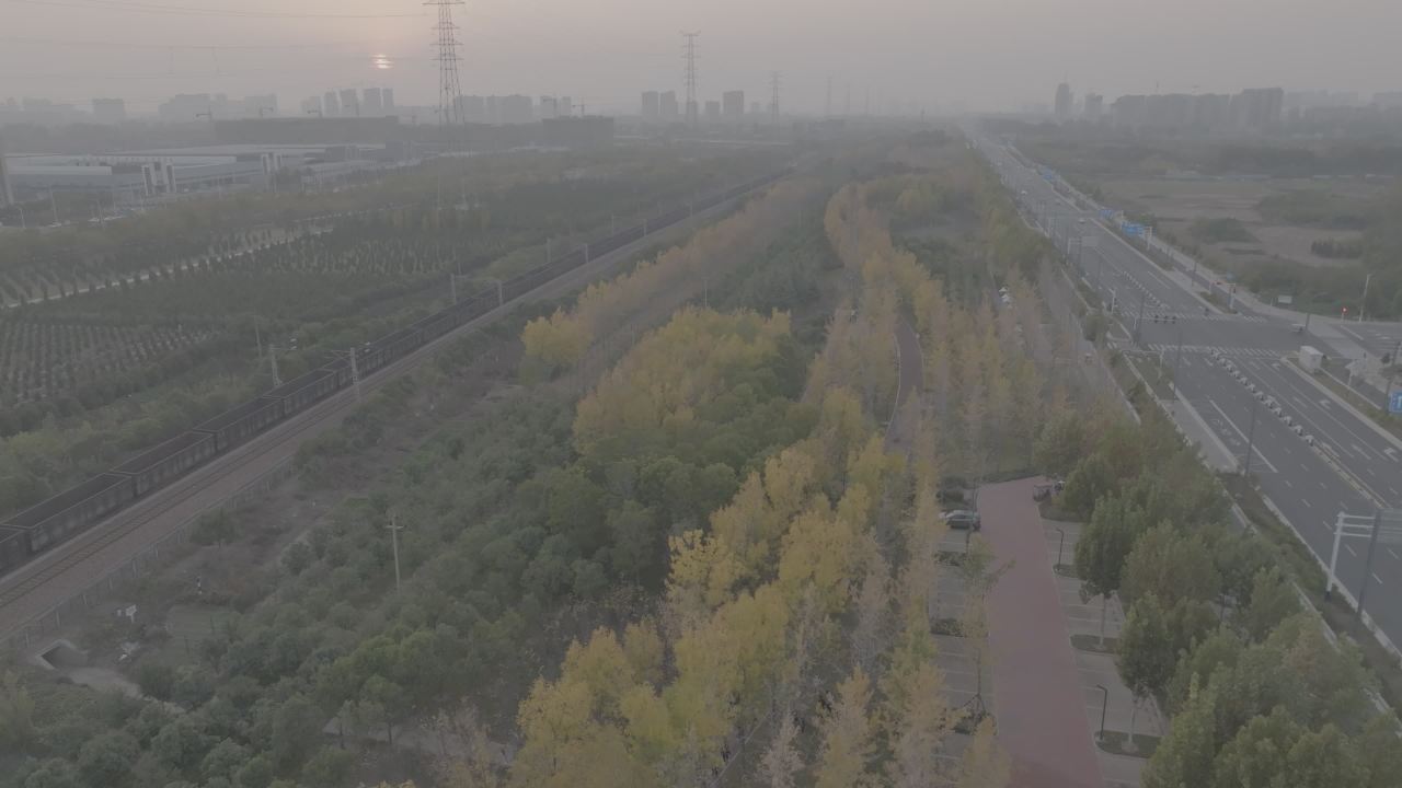 晨雾中的铁路与绿道