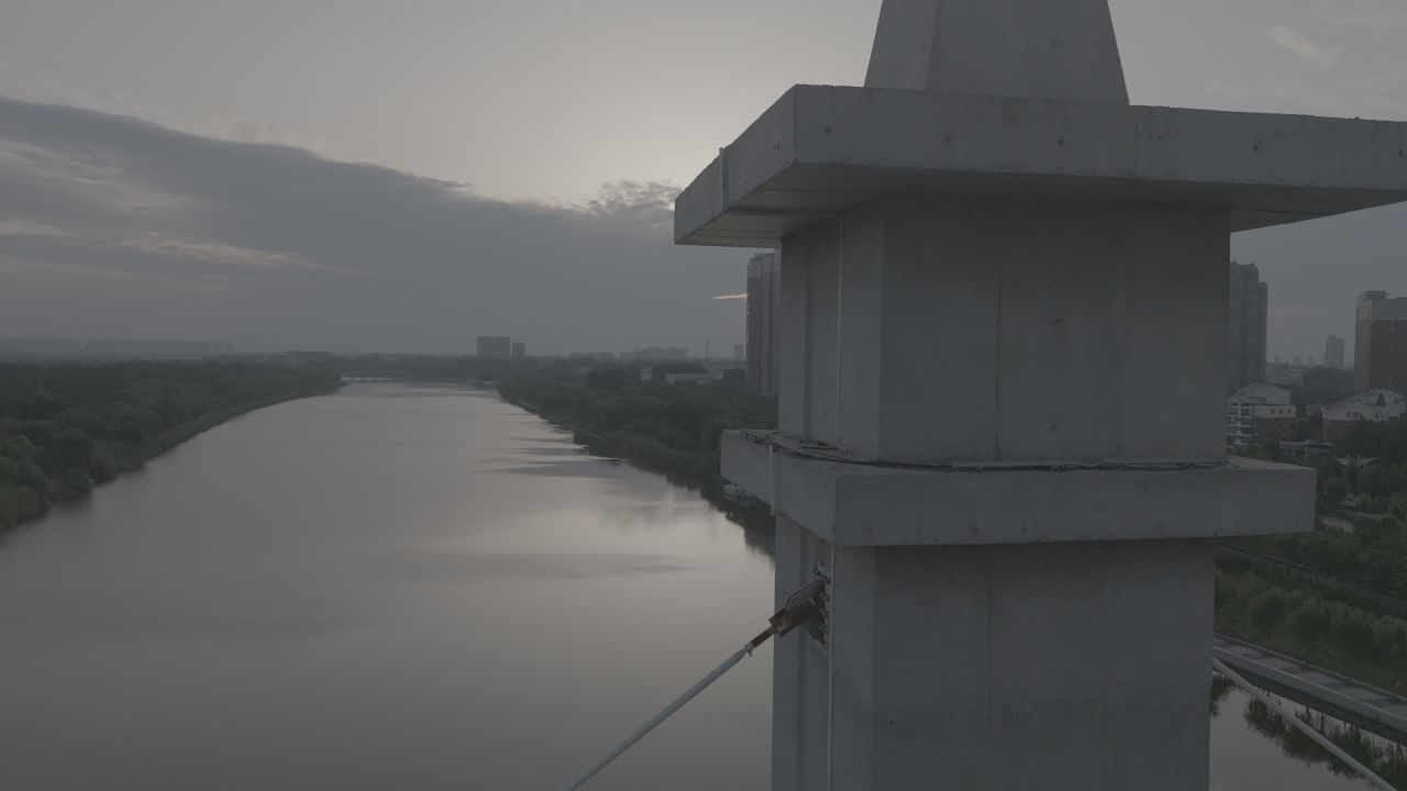 晨曦中的城市河岸