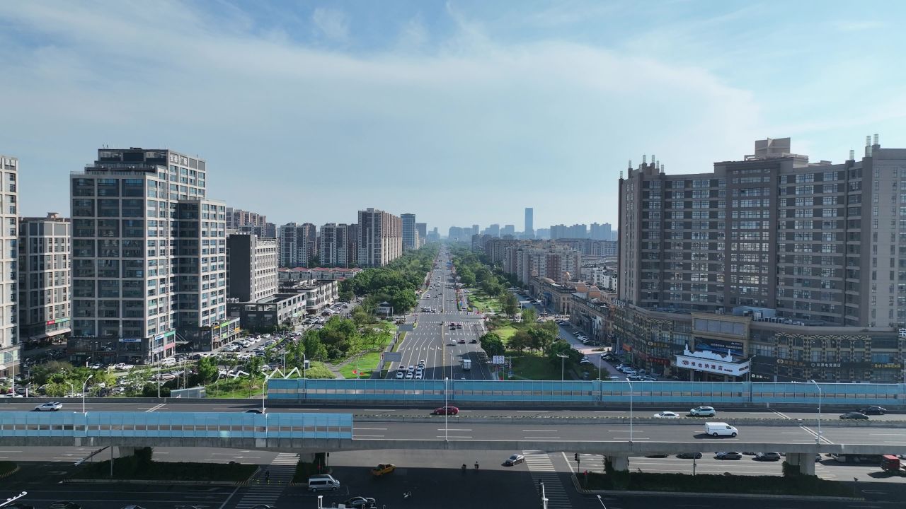 4K航拍江苏昆山城市道路国庆氛围 3