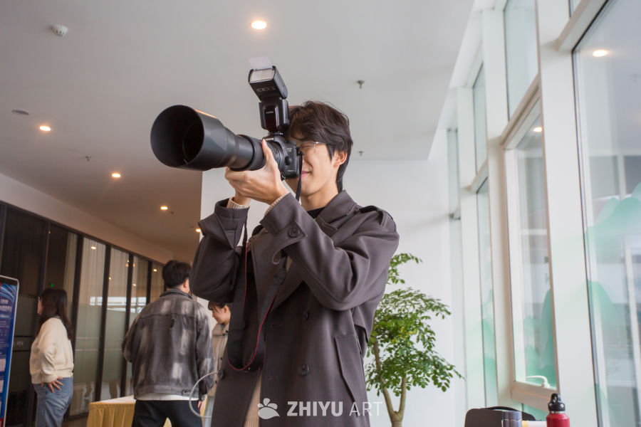 摄影师专注拍摄瞬间