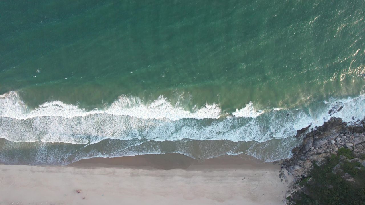 大海海浪沙滩风景航拍 