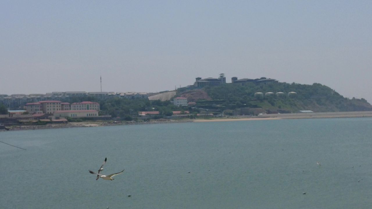 大海海洋沙滩礁石海岛自然风光航拍 