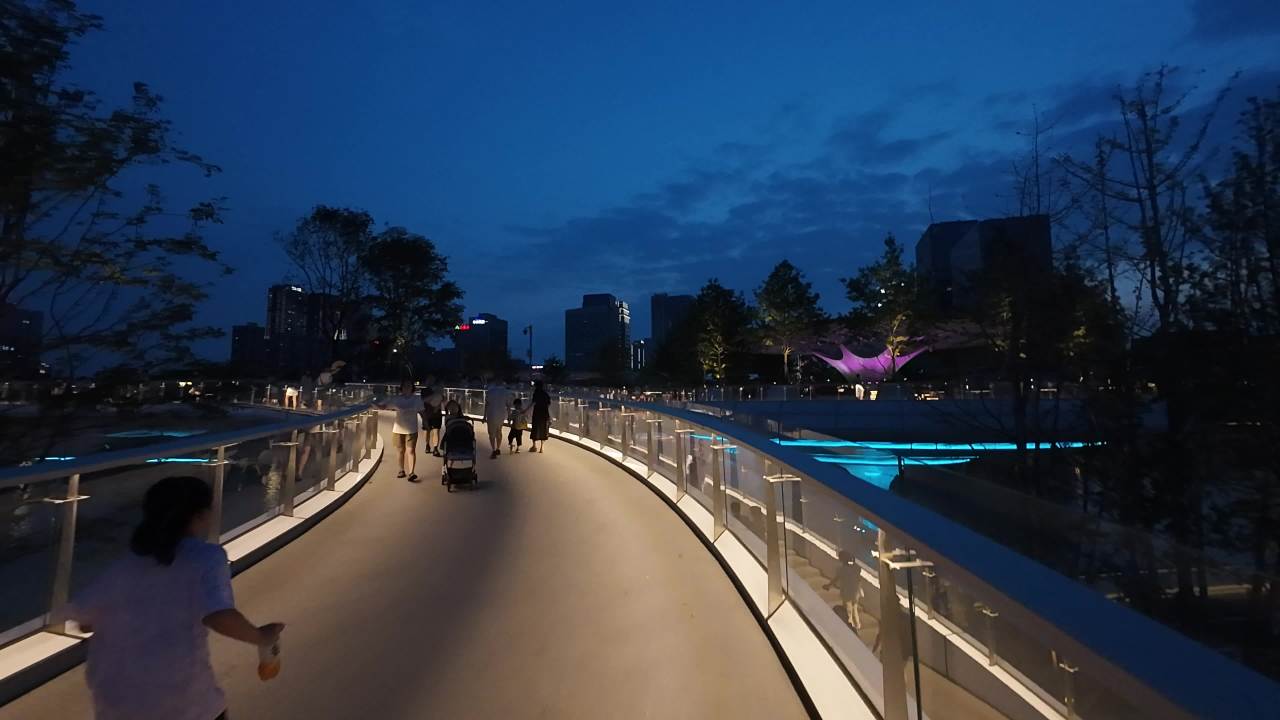 夜幕下的城市漫步