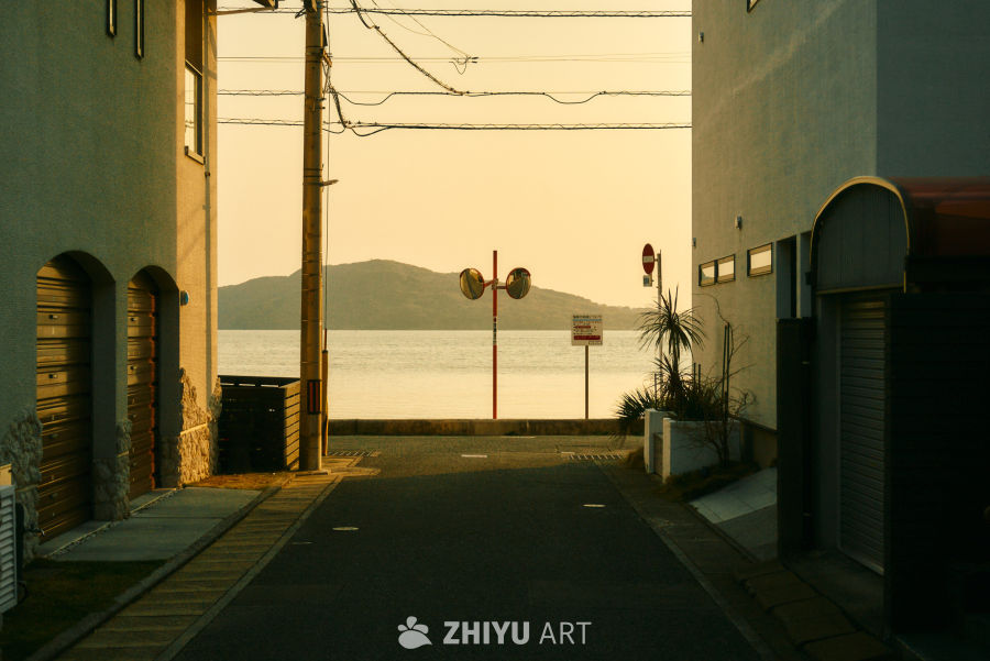 小巷尽头的海景