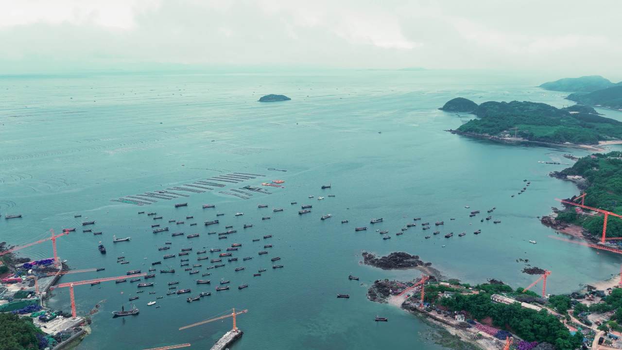 航拍海水养鱼港口景象