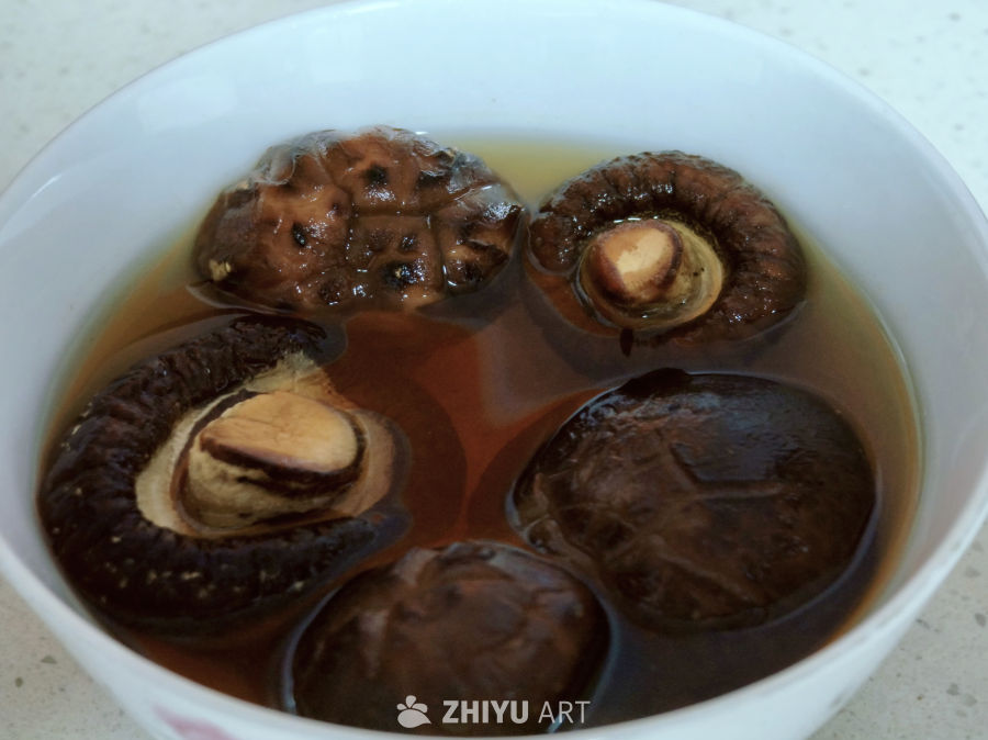 泡在水中新鲜的香菇