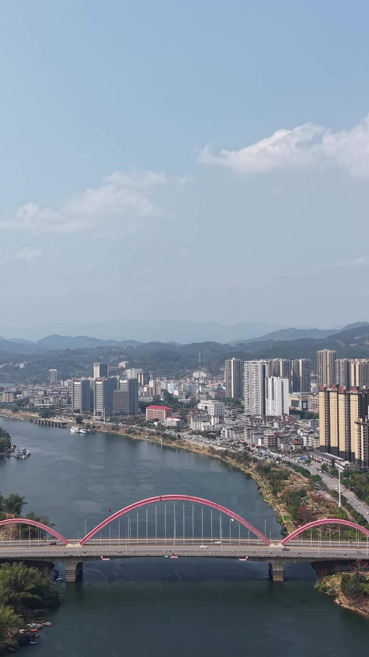 城市河畔的现代风光