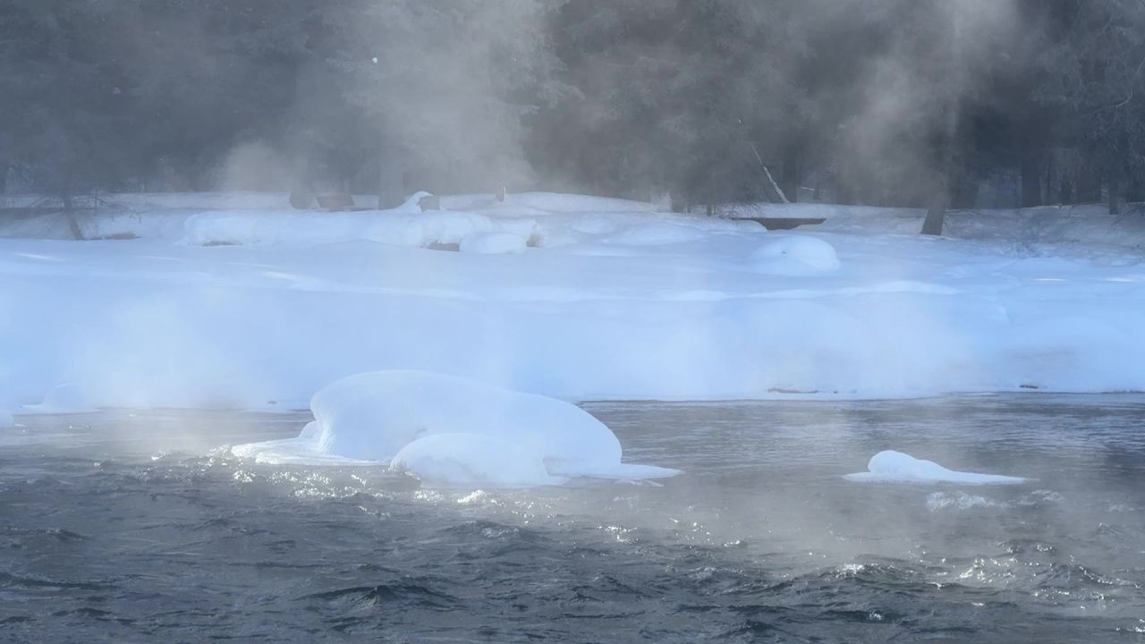 雪地溪流