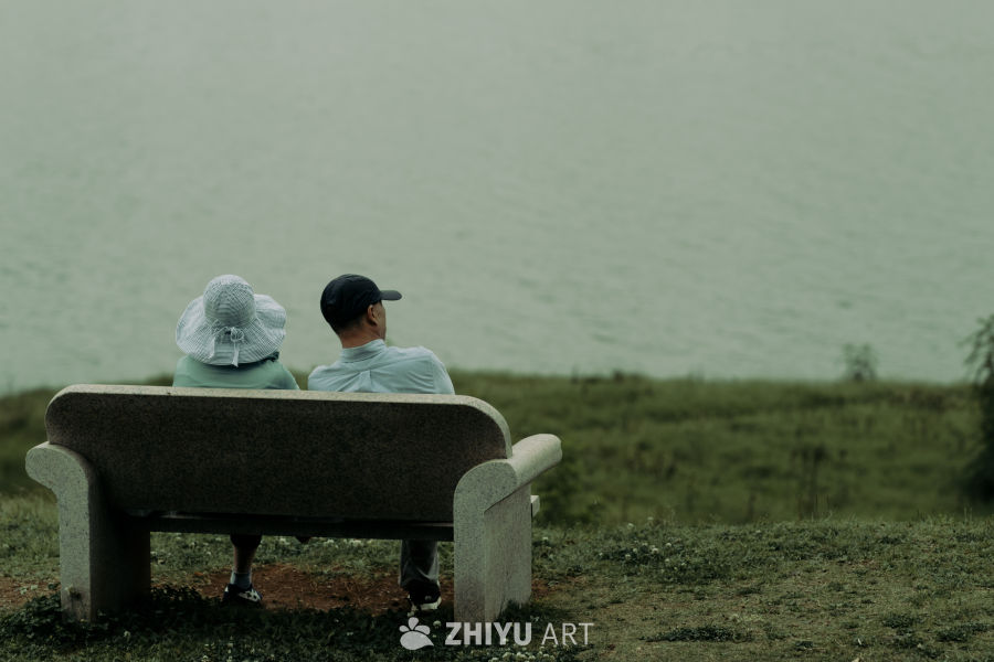 湖畔静坐
