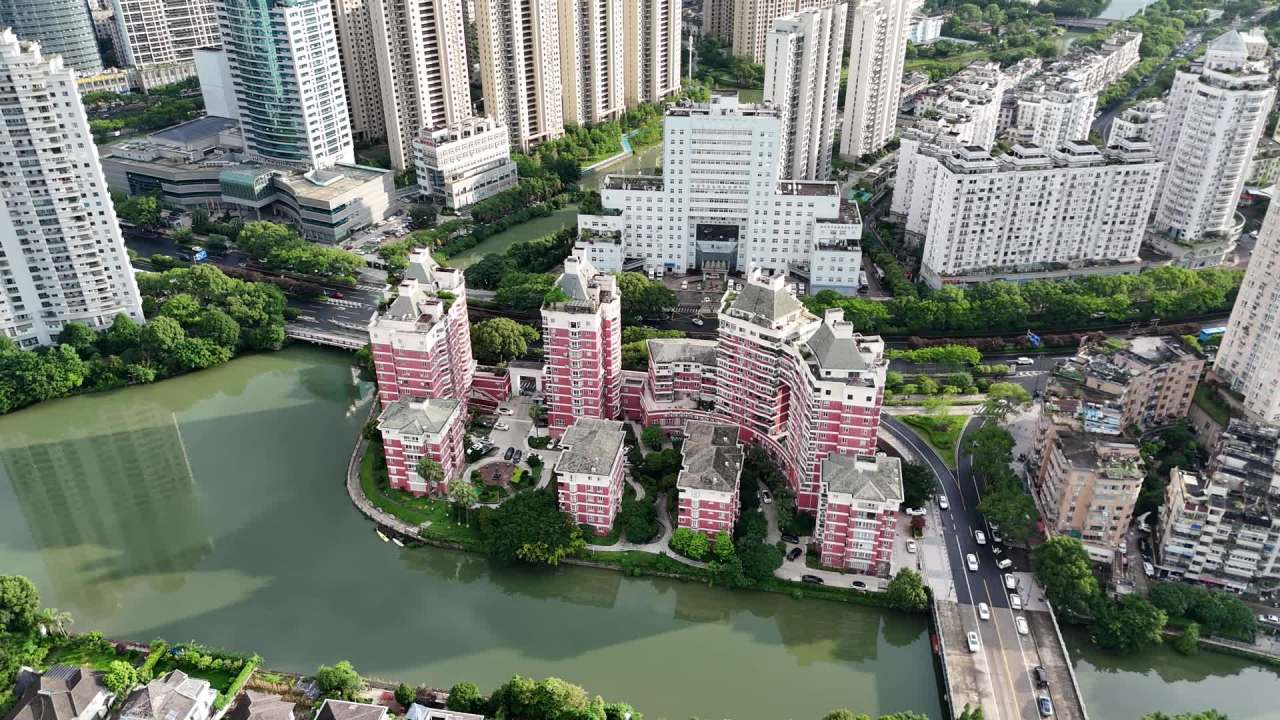 城市绿洲与高楼林立