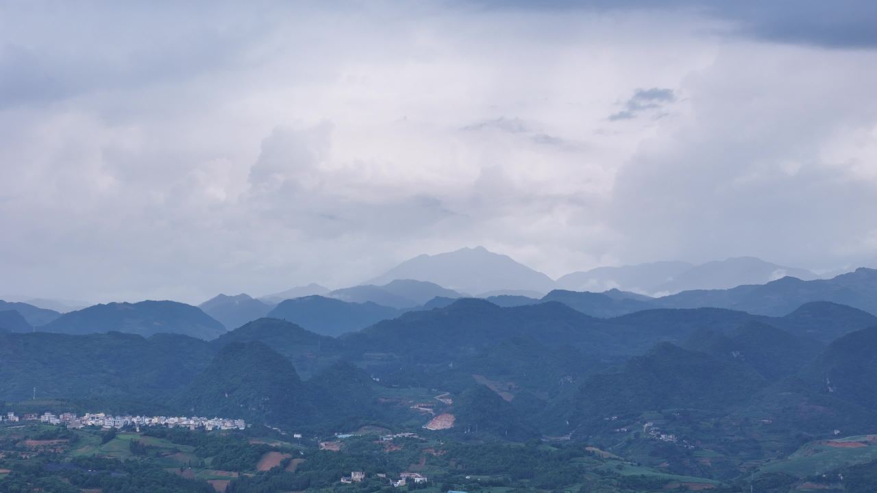 山间云海与村庄