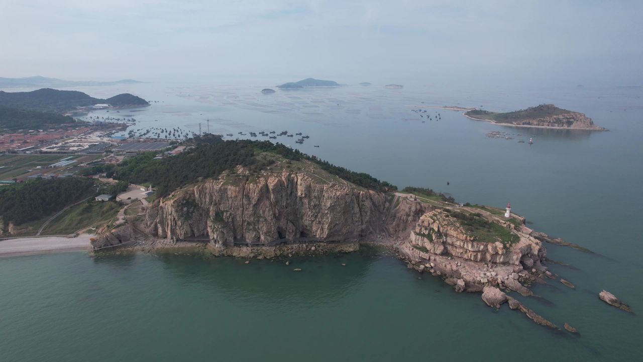 大海海洋沙滩礁石海岛自然风光航拍 