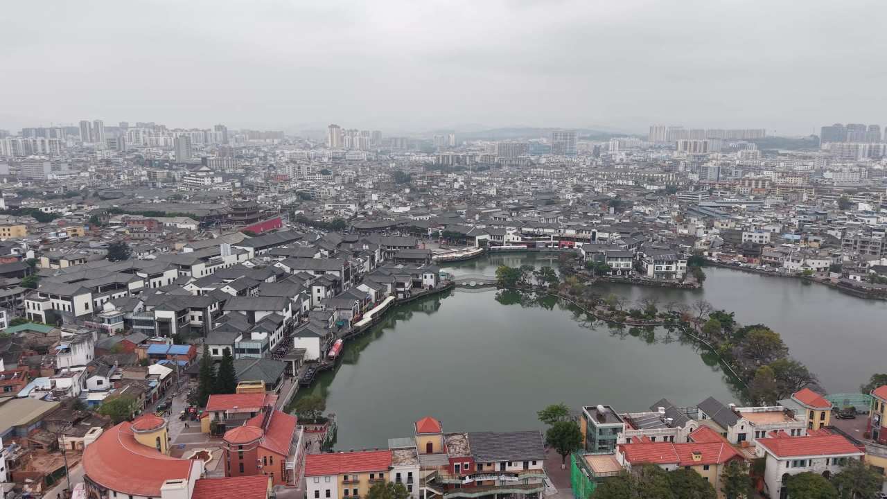 城市湖畔的静谧时光
