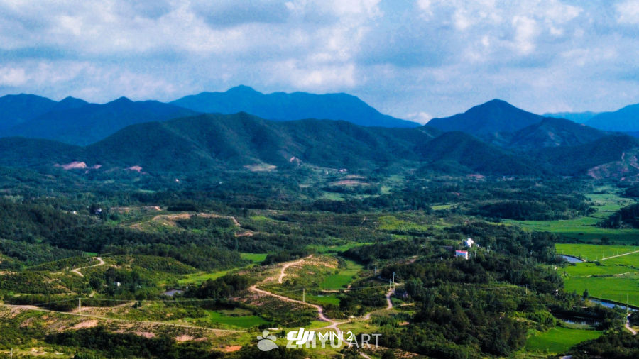 青山绿水间的宁静田园