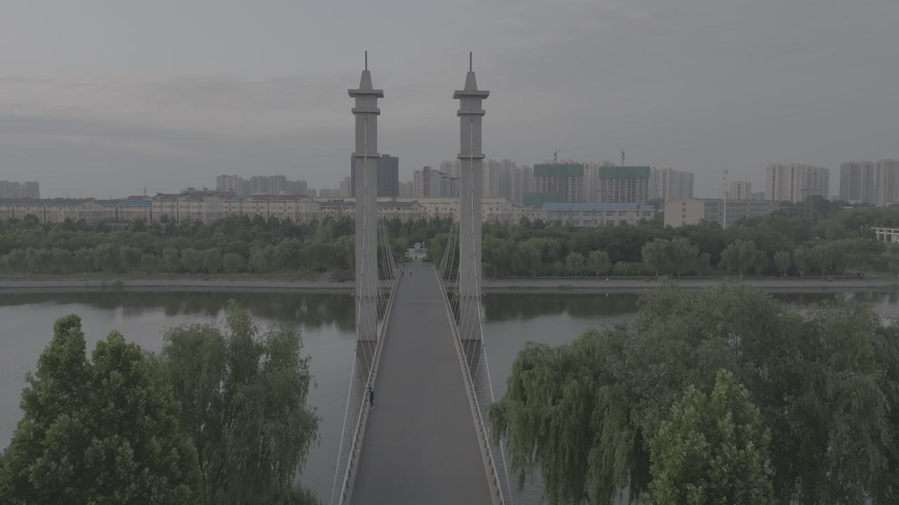 湖畔城市的静谧之桥