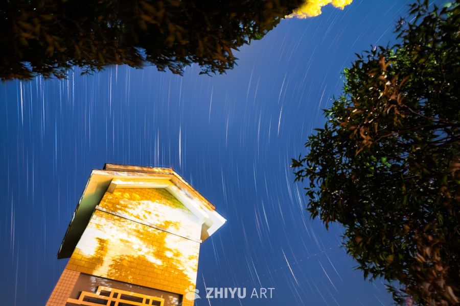 星轨下的静谧夜晚