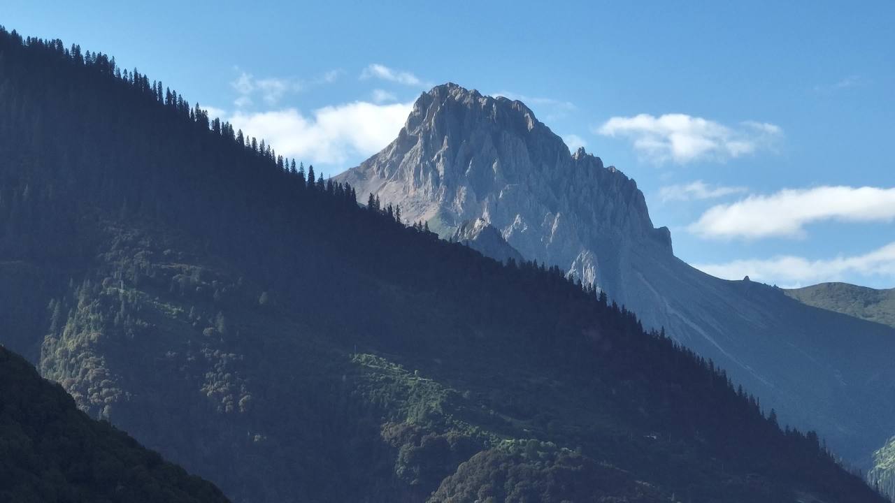 壮丽高山峡谷与蜿蜒河流全景