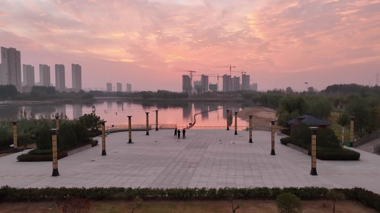 晨曦中的城市公园