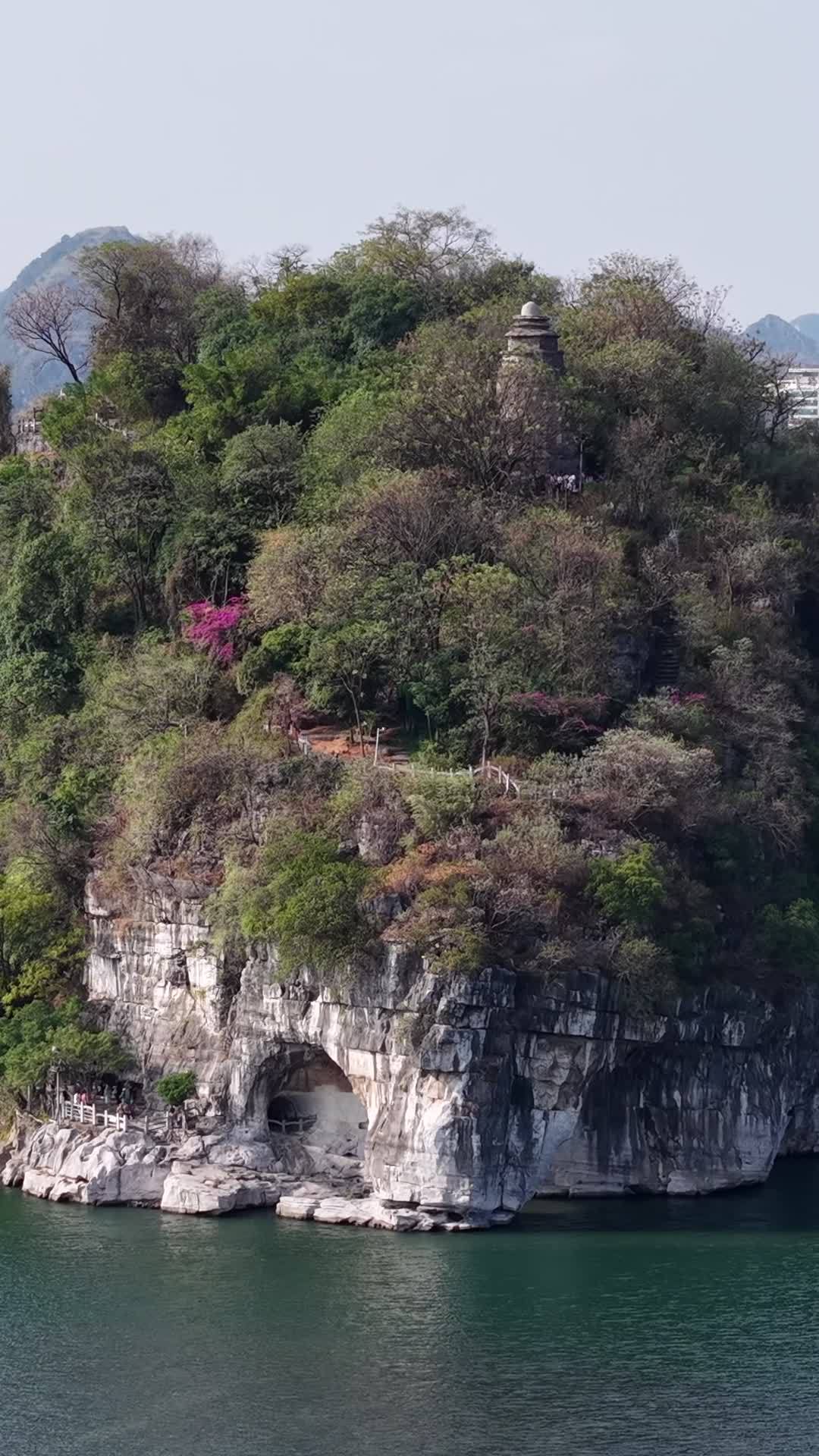 悬崖上的古塔与自然美景