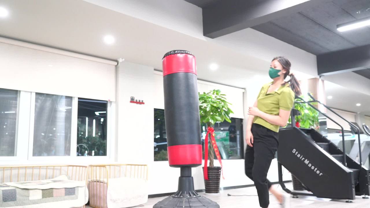健身房内女性练习场景