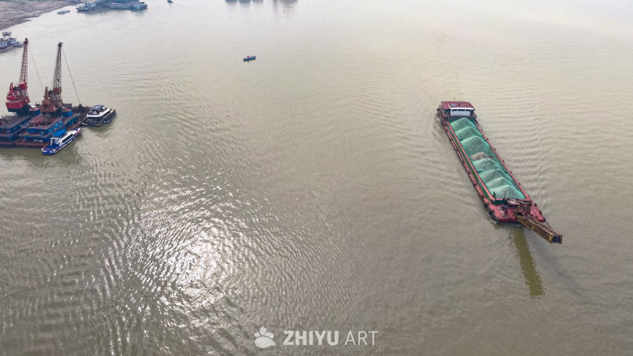 河上繁忙的货运场景