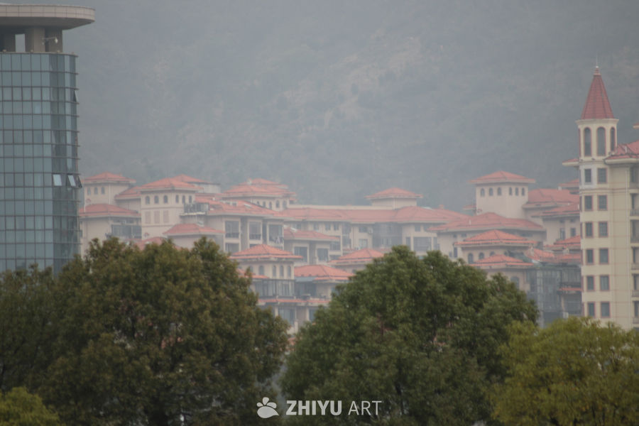 城市山景中的现代与传统交织