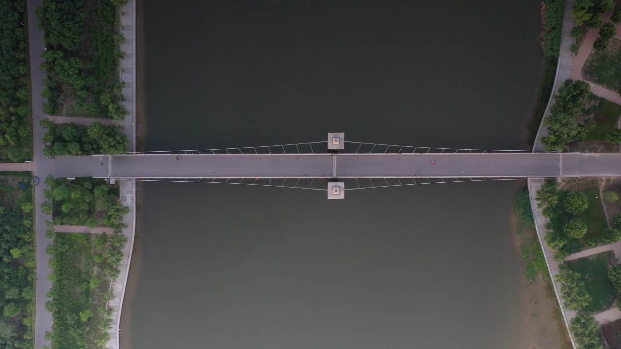 空中俯瞰悬索桥