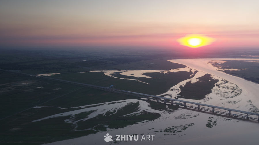 夕阳下的河流与湿地