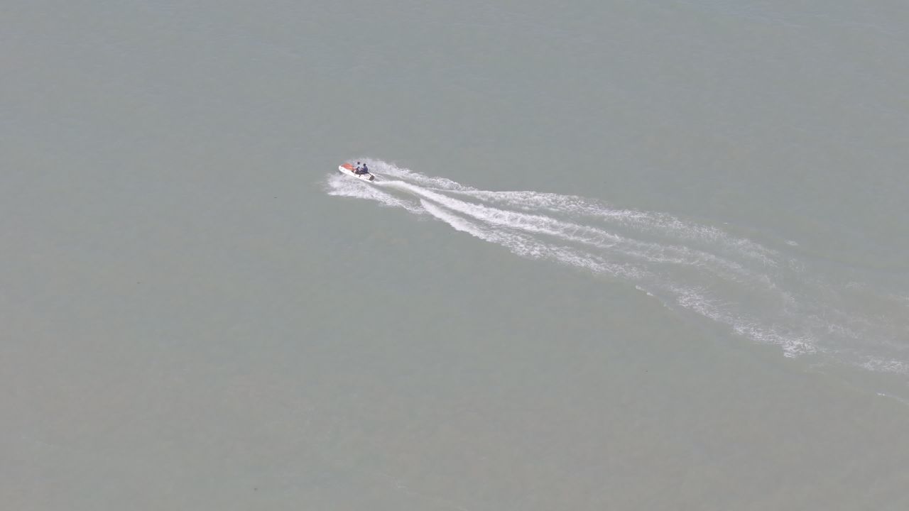 两人水上摩托追逐画面