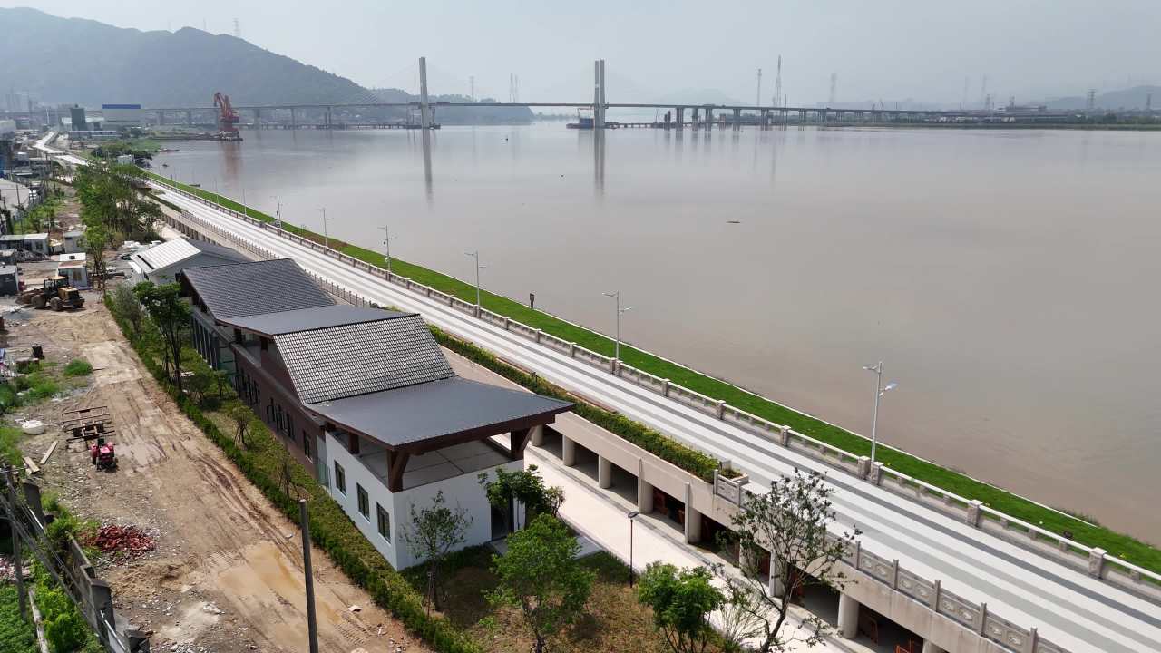 河畔新景：现代与自然的和谐