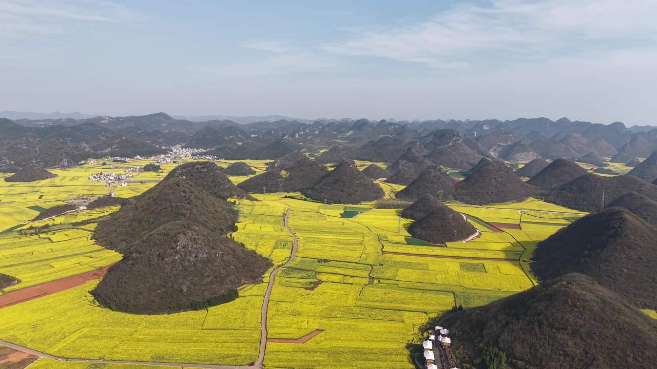 油菜花海与喀斯特山川