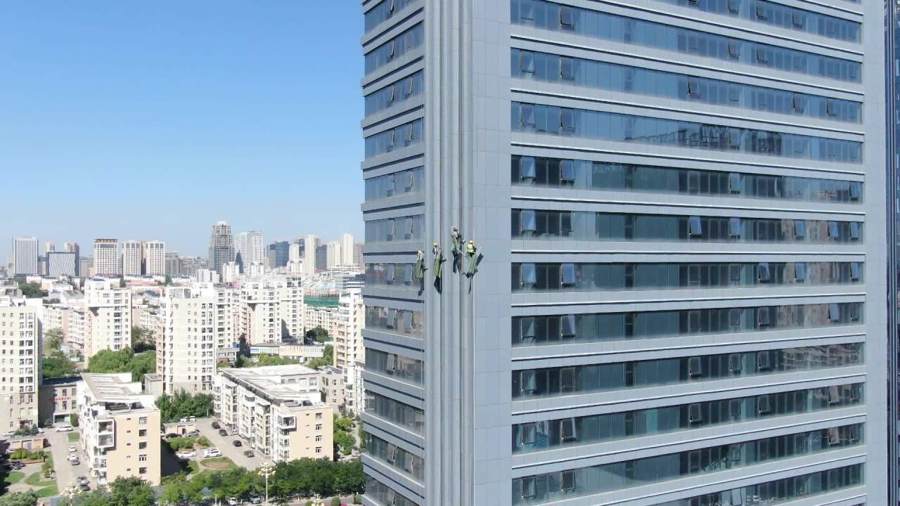 工人高空作业