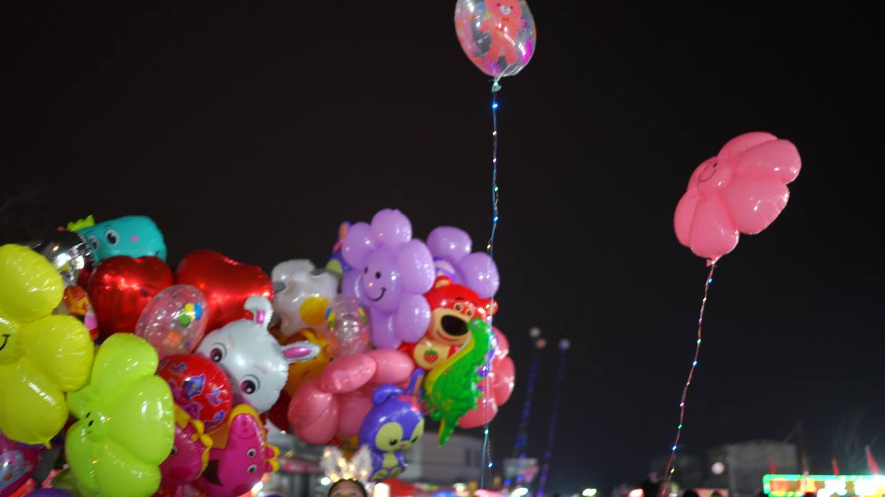夜市上的五彩气球